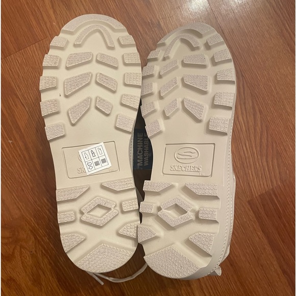 NWT Skechers with Memory Foam - Picture 3 of 3